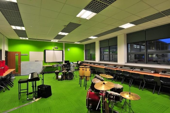 Müzik sınıfında yeşil duvarlar ve siyah akustik kaset dolgulu asma tavan uygulaması
