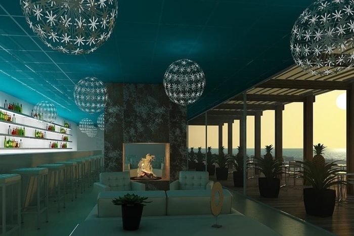Teras barında turkuaz tavan ve asılı dekoratif delikli küre aydınlatmalar, deniz manzarası