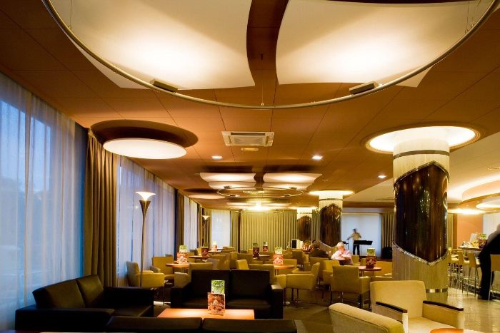 Otel lounge alanında birden çok yelken biçimli akustik kanopi grubu ve daire diskler, mermer kolonlar
