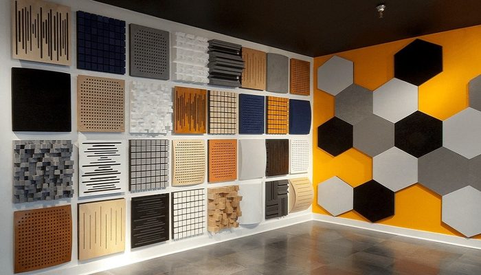 Farklı akustik panel doku ve renklerinin sergilendiği örnek duvar