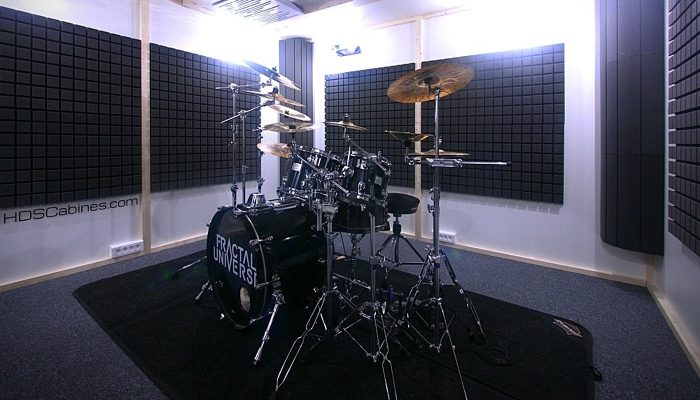 Kama profilli akustik süngerle kaplanmış prova ve davul odası
