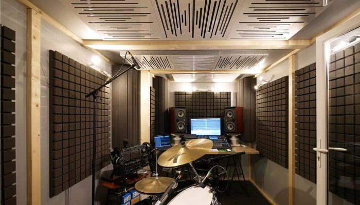 Duvarları akustik süngerle kaplı profesyonel stüdyo koridoru ve davul alanı
