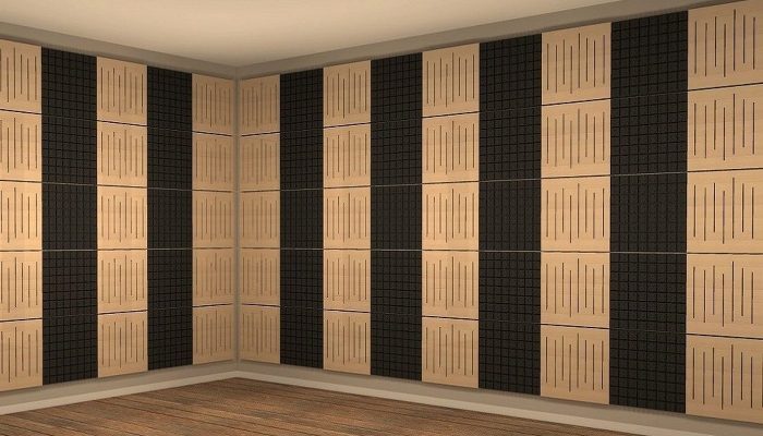 Stüdyo duvarında ahşap lamel ve koyu akustik şeritli kaplama