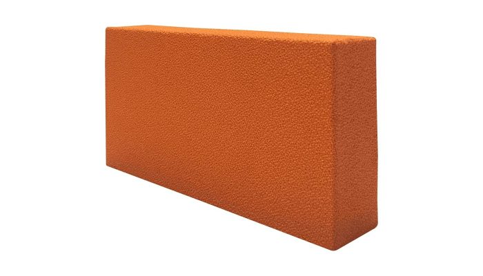 Turuncu ince dokuma kumaş kaplı kalın akustik panel, açılı stüdyo görünümü