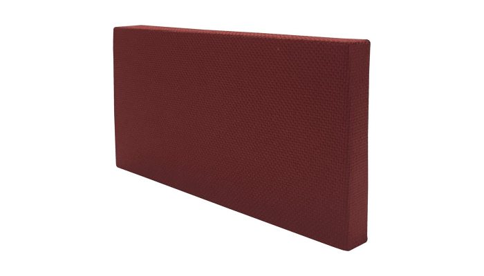 Bordo ince dokuma kumaş kaplı akustik panel, açılı stüdyo görünümü