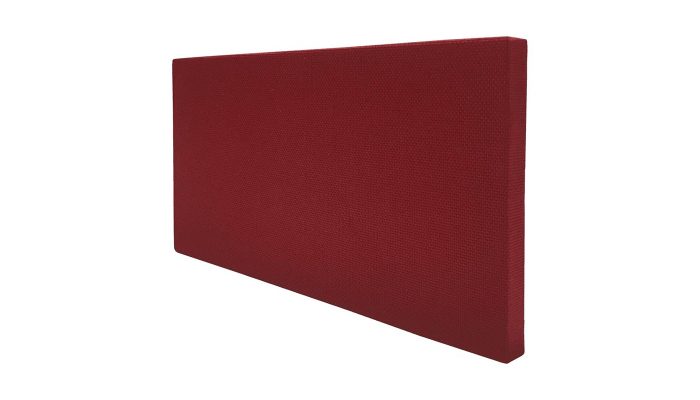 Kırmızı keten dokulu kumaş kaplı akustik panel, açılı stüdyo görünümü