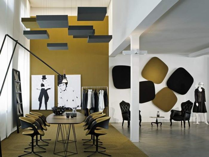 Gri asılı tavan baffle'ları ve organik formlu duvar panelleri, showroom uygulaması