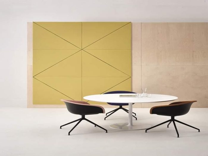 Sarı geometrik desenli akustik duvar paneli, ahşap fon ve toplantı masası