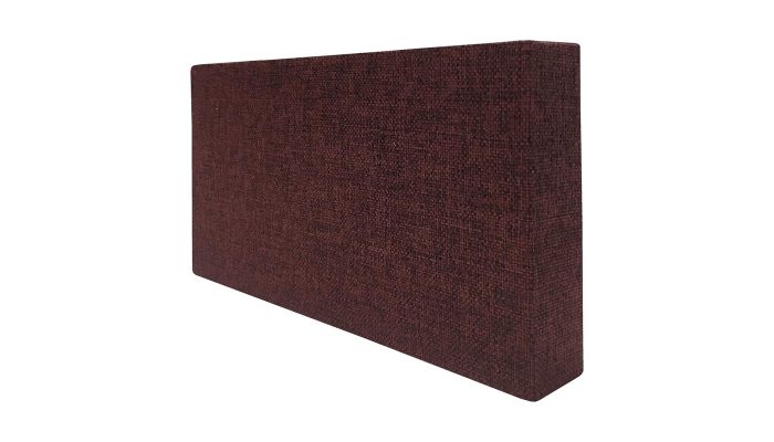 Bordo keten dokulu kumaş kaplı akustik panel, açılı stüdyo görünümü