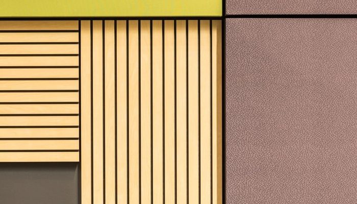 Akustik kumaş panel ve ahşap lamel yüzey dokularının yakın detay görünümü