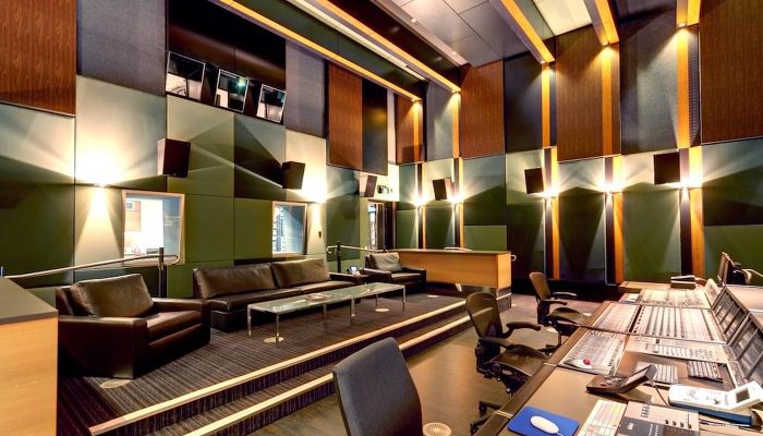 Stüdyo kontrol odasında yeşil kumaş akustik panel ile akustik düzenleme uygulaması
