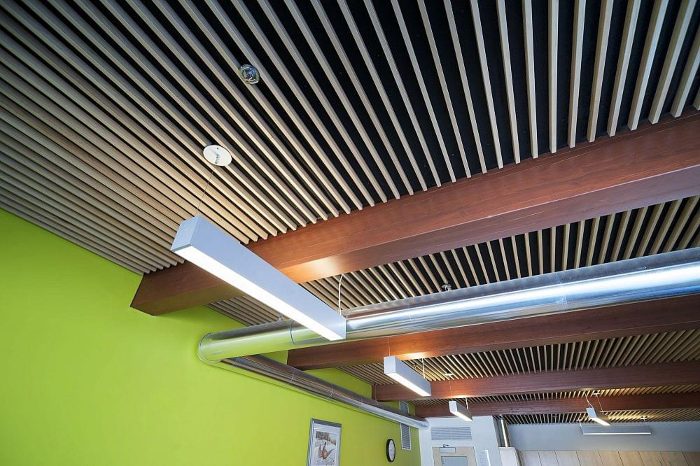 İki tonlu ahşap akustik linear tavan, açıkta havalandırma ve lineer aydınlatmalı mekan