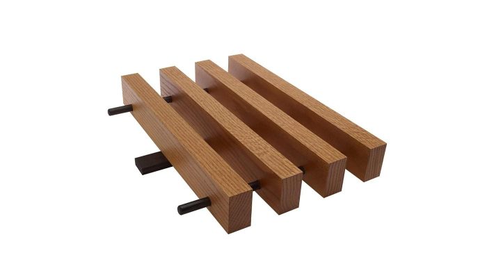 Naturel meşe tonlu geniş kesitli akustik linear tavan lamelleri, siyah taşıyıcı raylı montaj