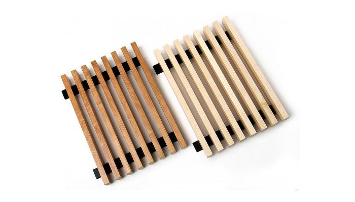 İki farklı ahşap tonunda akustik linear tavan lamel seti, naturel ve açık renk baffle karşılaştırması
