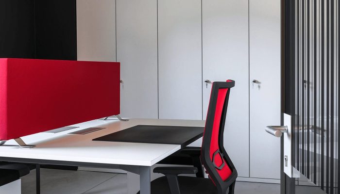 Masaya metal ayaklarla monte edilmiş kırmızı emici ekranın yakın plan montaj görünümü