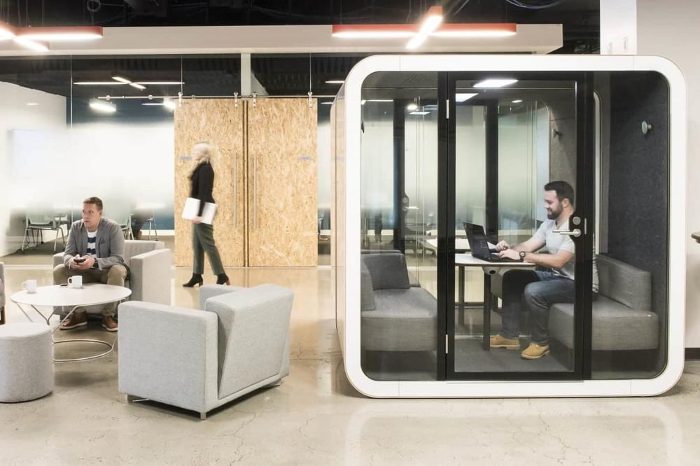 Akustik ofis kabini açık ofis lounge alanında beyaz model, içeride laptopla çalışan kişi