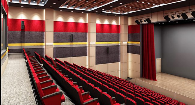 Gösteri salonunda kırmızı akustik panel kuşağı