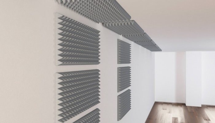 Duvar ve tavana farklı ölçülerde dizilmiş açık gri piramit sünger plakaları