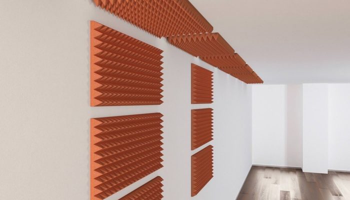 Duvar ve tavana farklı ölçülerde dizilmiş turuncu piramit sünger plakaları