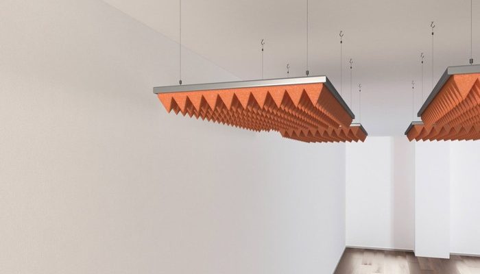 Tavandan askıyla sarkıtılmış turuncu piramit sünger baffle paneller