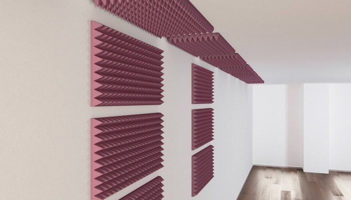 Duvar ve tavana farklı ölçülerde dizilmiş bordo piramit sünger plakaları
