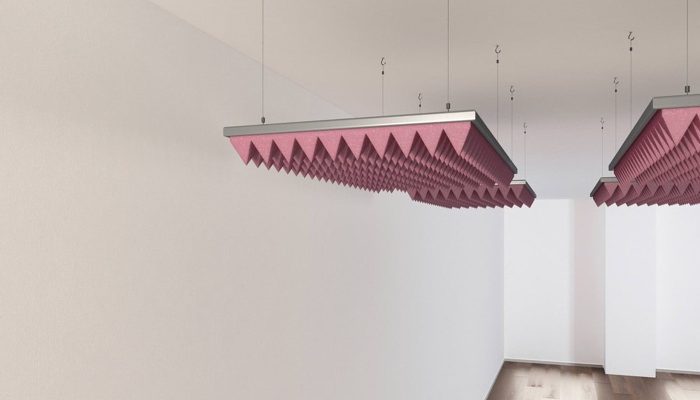 Tavandan askıyla sarkıtılmış bordo piramit sünger baffle paneller