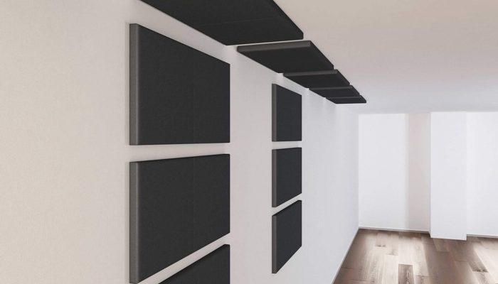 Antrasit akustik sünger panellerle kaplanmış beyaz koridor duvarı ve tavan uygulaması