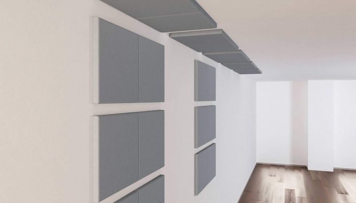Gri akustik sünger panellerle kaplanmış koridor duvarı ve tavan uygulaması