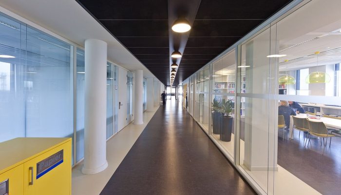 Ofis koridorunda siyah akustik asma tavan plakaları ile gürültü kontrolü