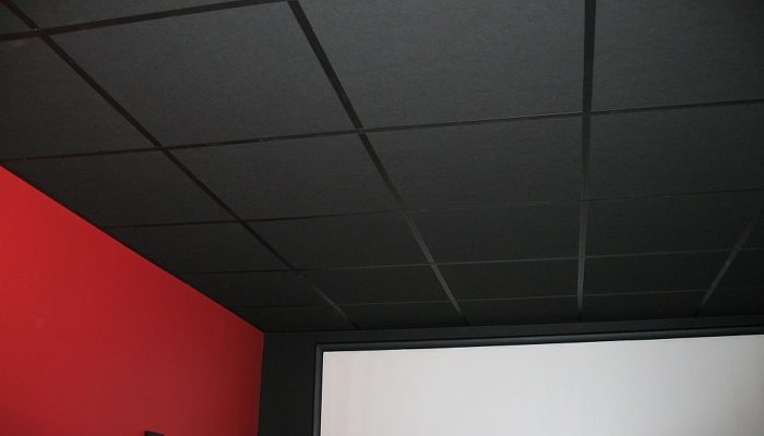 Ev sineması odasında siyah akustik asma tavan plakaları yakın görünüm
