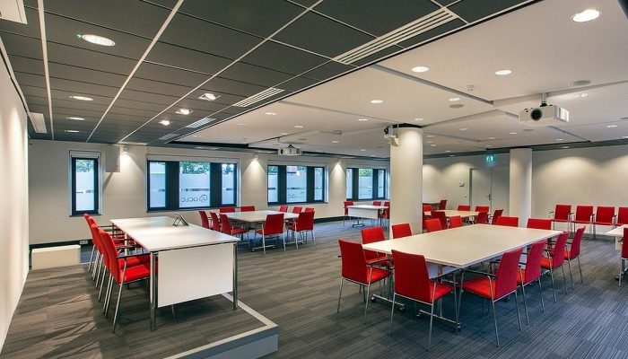 Toplantı salonunda antrasit kumaş kaplı akustik asma tavan uygulaması