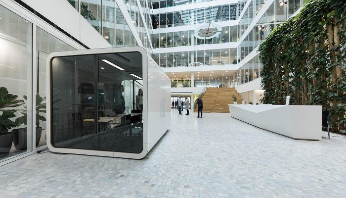 Akustik toplantı kabini beyaz altı kişilik model, bitki duvarlı kurumsal atriumda uygulama