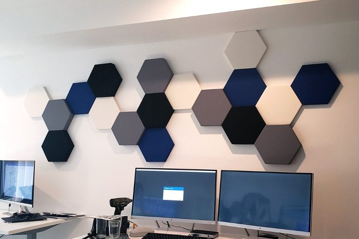 Çalışma masası üzerinde mavi ve gri altıgen akustik panel duvarı