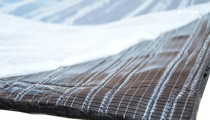 Folyo, sünger ve yapışkan katmanının kenardan görünümü