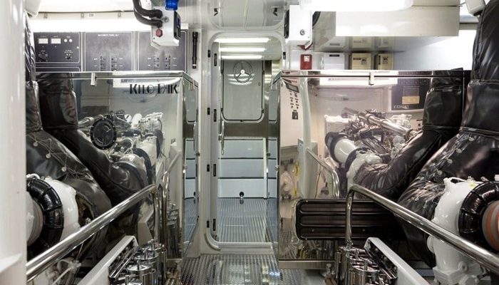 Tekne makine dairesinde folyo yüzeyi içeri bakacak şekilde kaplanmış motor bölmesi