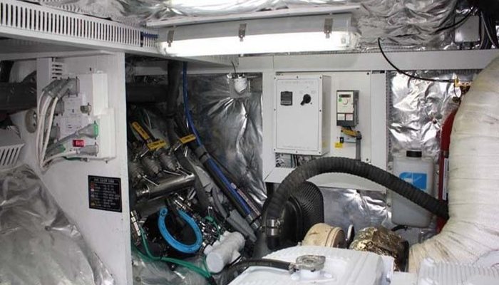 Tekne makine dairesinde folyolu sünger kaplı duvarlar ve tesisat
