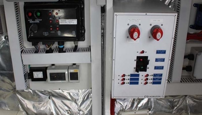 Elektrik panosu çevresinde folyolu sünger kaplı yüzeyler ve borular