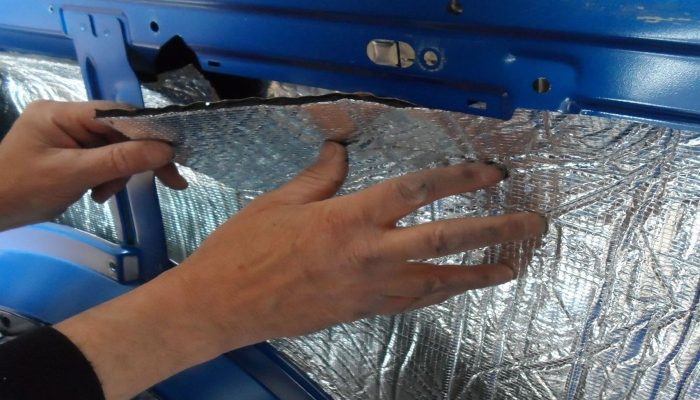 Araç iç panelinin arkasına folyolu sünger yapıştırılması