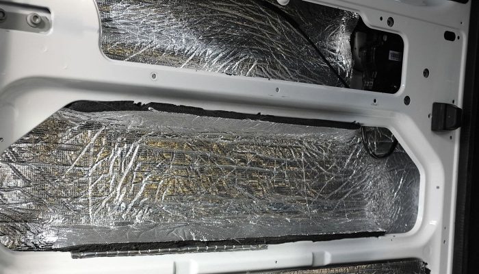 Araç kapı boşluğuna uygulanmış folyolu sünger kaplaması