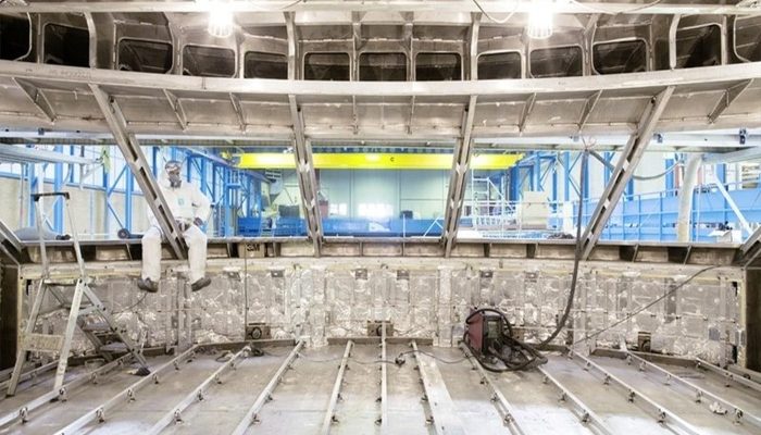Gemi inşasında geniş bir hacmin folyolu süngerle kaplanması