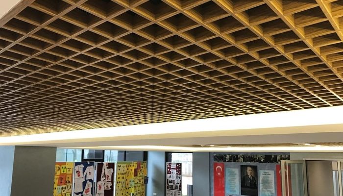 Okul koridorunda gizli LED aydınlatmalı ahşap desenli alüminyum kare petek tavan