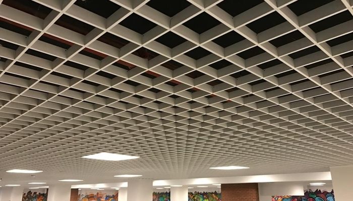 Yemekhane tavanında LED panel entegreli beyaz alüminyum kare petek asma tavan