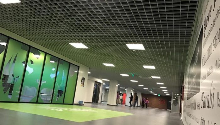 Koridor tavanında LED panelli gri alüminyum kare petek asma tavan uygulaması