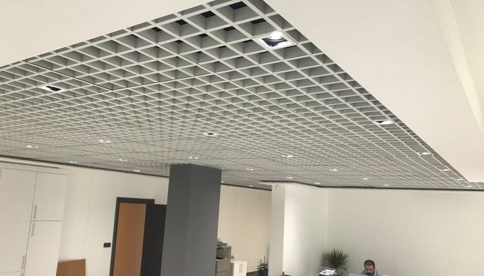 Ofis tavanında gömme spotlu beyaz alüminyum kare petek tavan ada uygulaması
