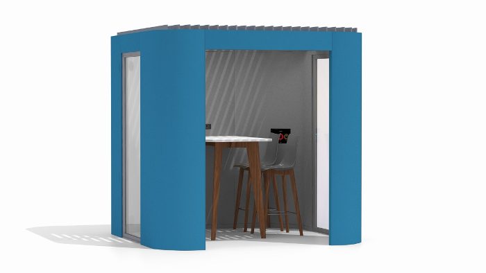 Bağımsız ofis bölümü ELT Kabin 1004 modeli, yan cam panelli mavi kabinin perspektif görünümü; ahşap ayaklı yüksek masa, iki bar taburesi ve masada tablet ekranı