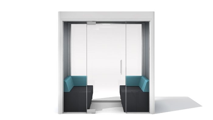 Bağımsız ofis bölümü ELT Kabin 1005 modeli, beyaz çerçeveli cam toplantı kabininin önden görünümü; karşılıklı turkuaz sırtlıklı antrasit bank koltuklar ve cam sürgü kapı