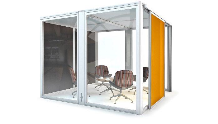 Bağımsız ofis bölümü turuncu sürgülü panelli cam kabin, içinde çizgili kumaş koltuklar ve kahve servisiyle görüşme düzeni
