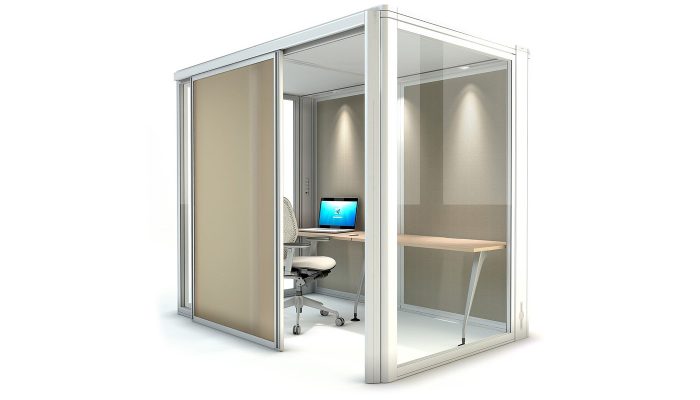 Bağımsız ofis bölümü bej sürgülü panelli cam kabin, içinde laptoplu çalışma masası ve ergonomik koltukla tekli ofis düzeni