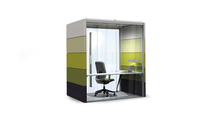 Bağımsız ofis bölümü yeşil tonlu panelli tek kişilik kabin, masa lambalı çalışma masası ve ergonomik koltuğuyla