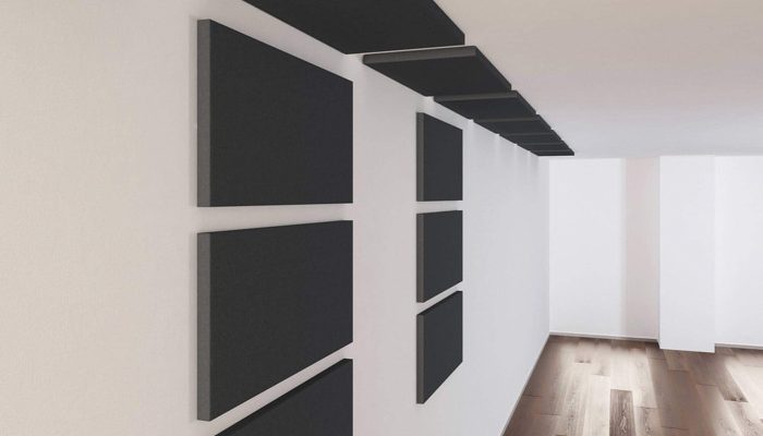 Duvara ve tavana monte edilmiş siyah akustik paneller